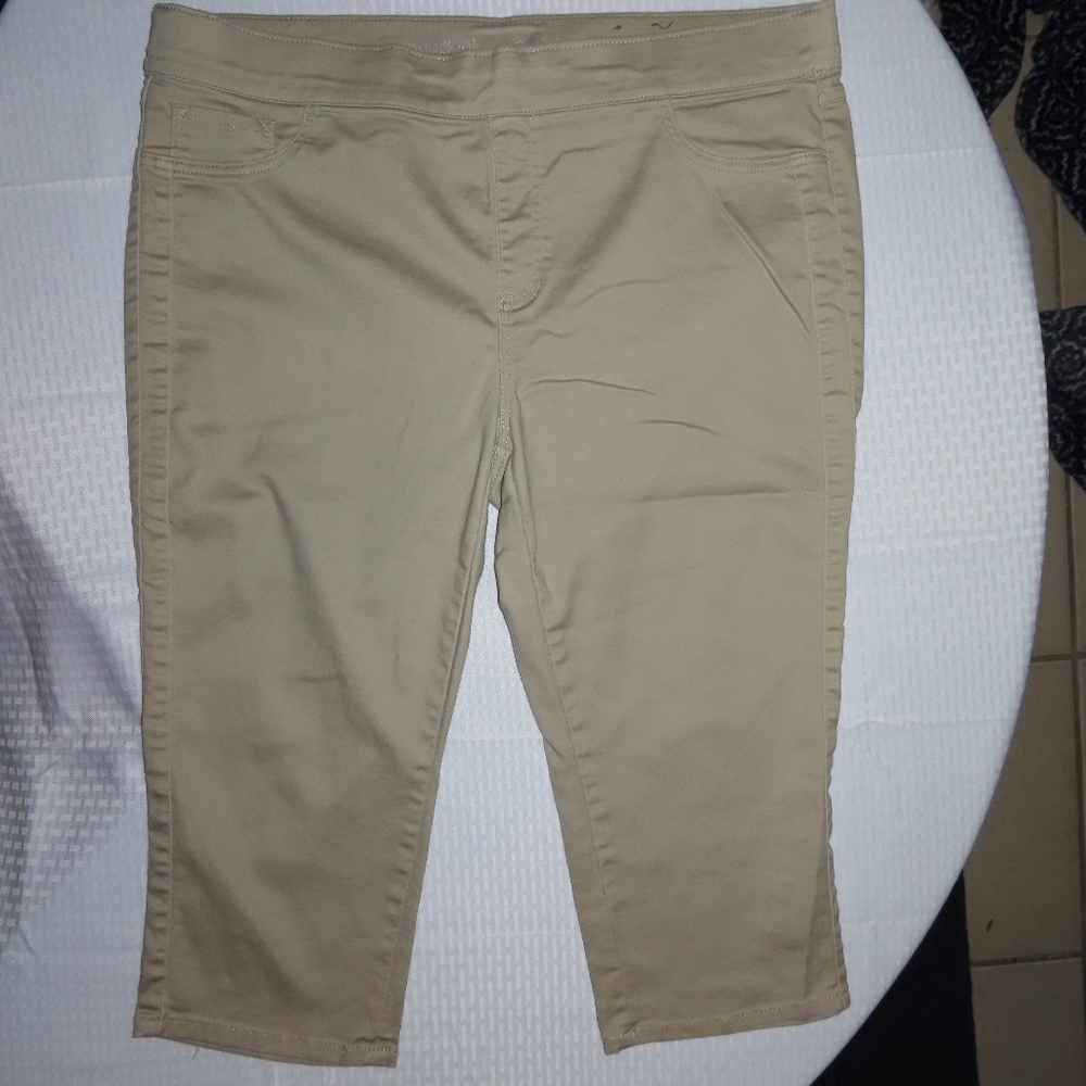 AVENUE WOMEN'S PLUS SIZE 22 CAPRI KHAKI PANTS